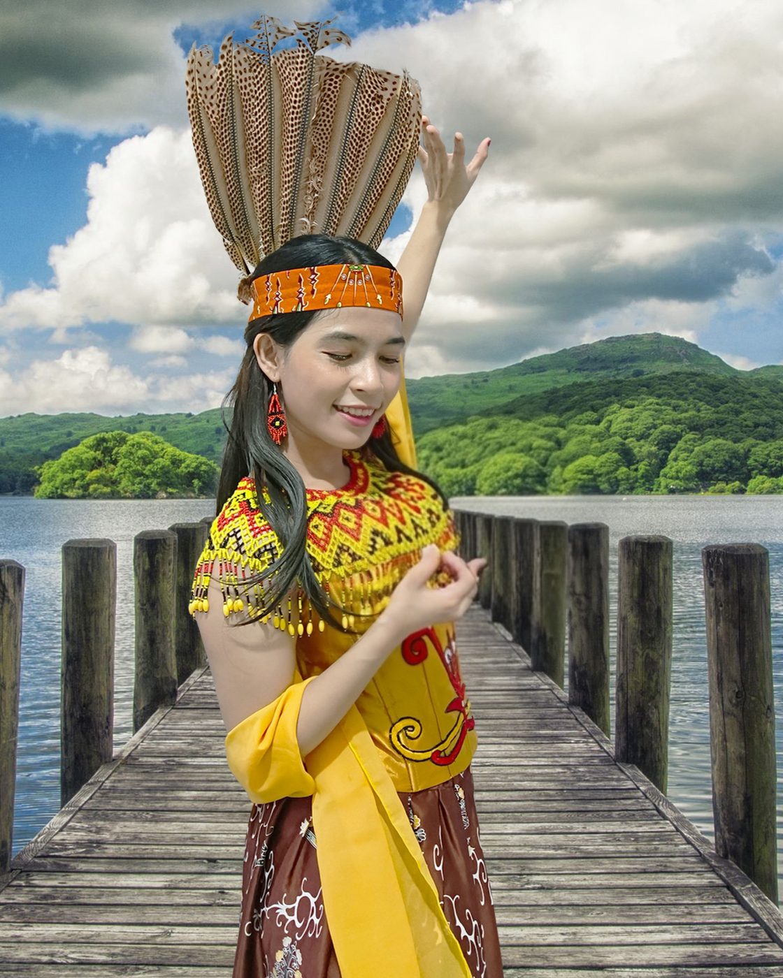 Model Veina Skincare mengenakan busana adat Dayak di dermaga danau Kalimantan