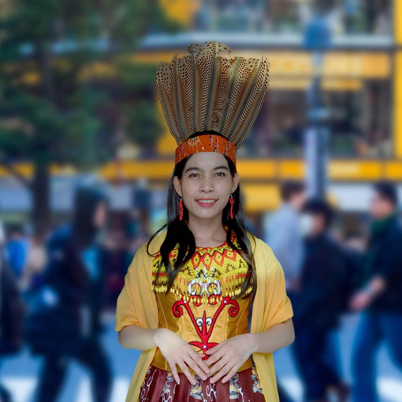 Model Veina Skincare mengenakan busana adat Dayak lengkap dengan ikat kepala