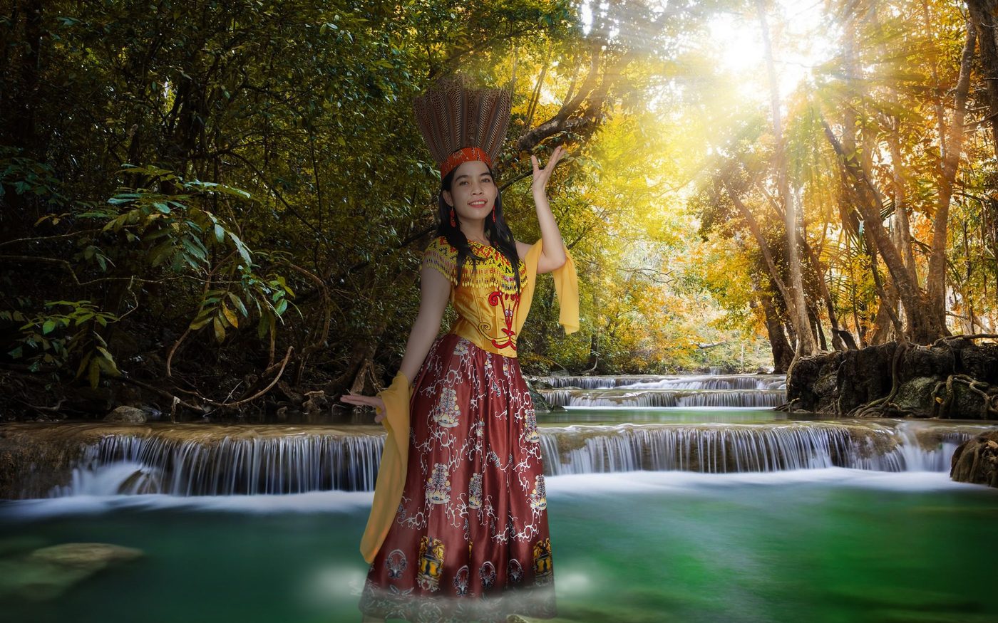 Model Veina Skincare di air terjun hutan Kalimantan