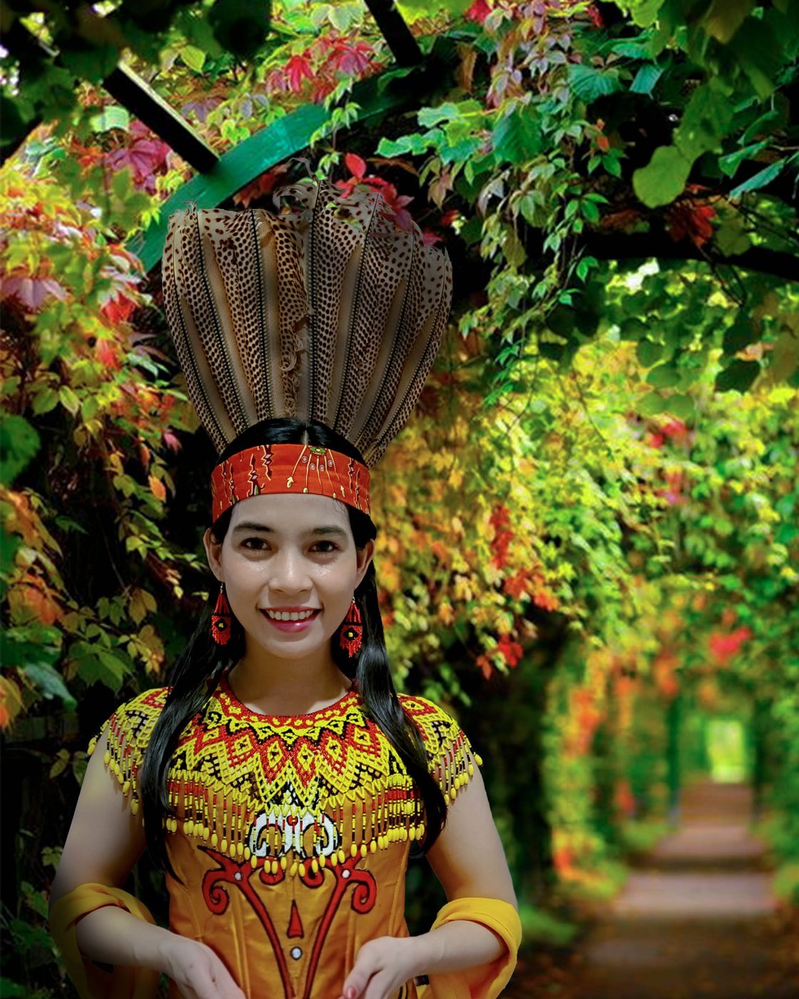 Model Veina Skincare mengenakan busana adat Dayak di bawah lengkung dedaunan hijau Kalimantan
